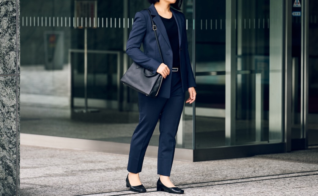 ☆式服にもオススメ☆スモーキーンピンクのパンツスーツ Air Stretch Wool スモーキーピンク平織り無地パンツスーツ
